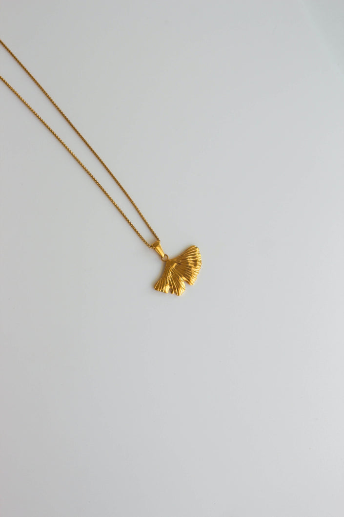 Colar em Aço Dourado ou Prateado com Folha de Ginkgo Biloba