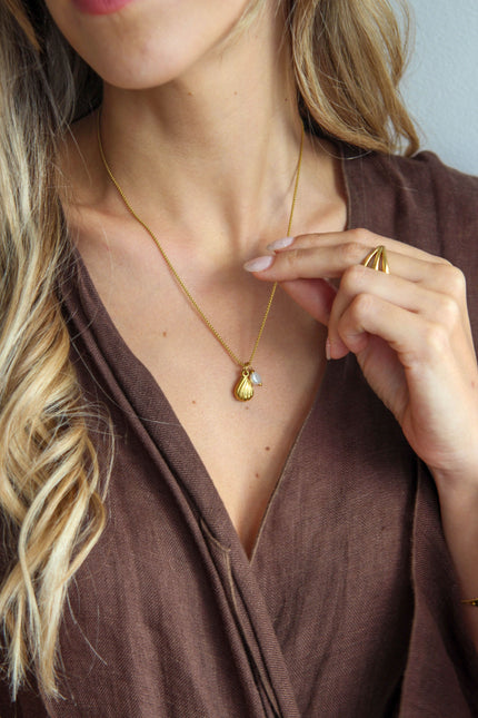 Colar em Aço com Pendente Trabalhado e Pérola