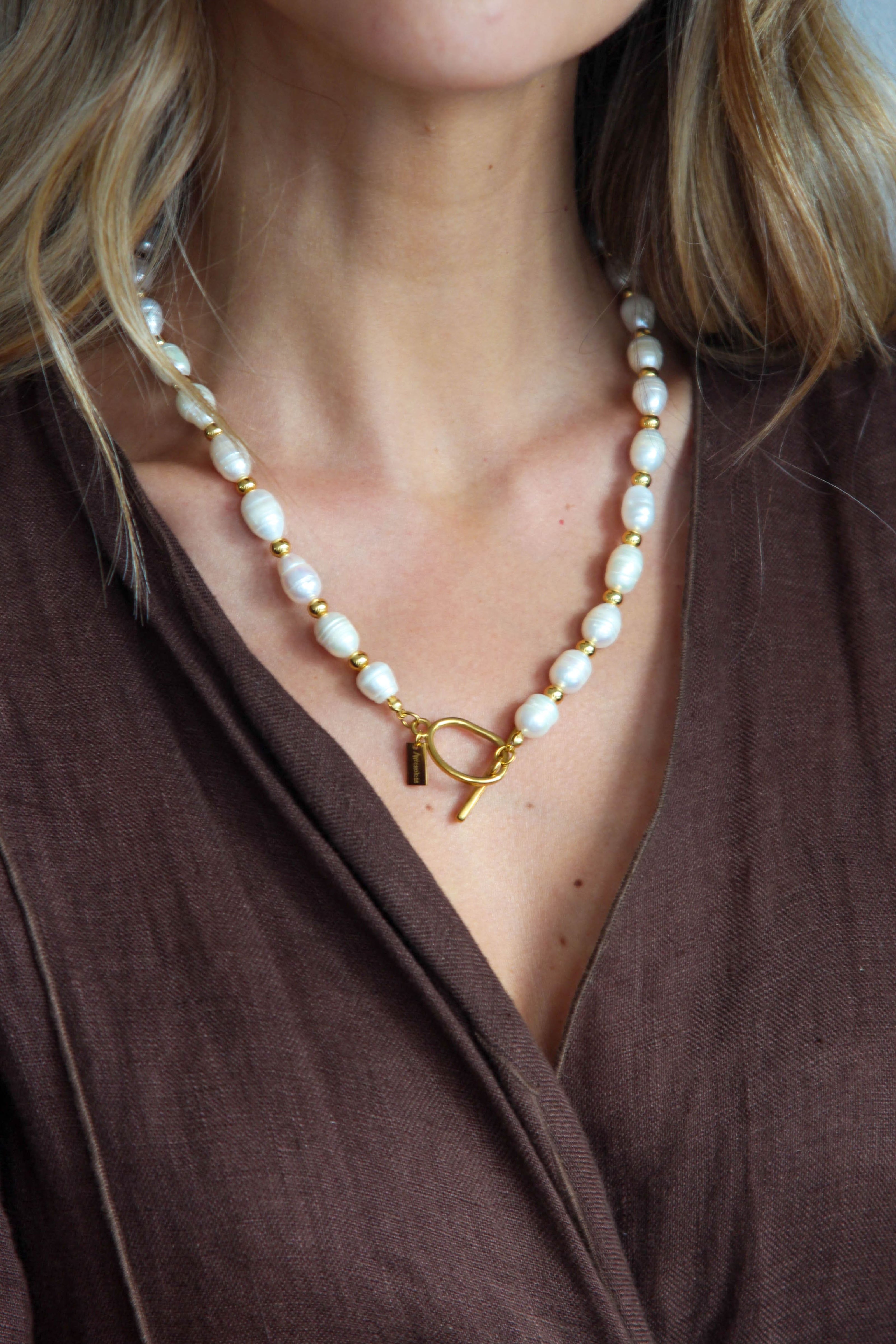 Colar em Aço com Pérolas Grandes e Esferas