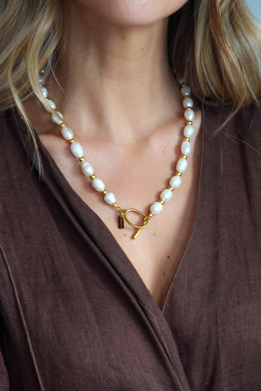 Colar em Aço com Pérolas Grandes e Esferas