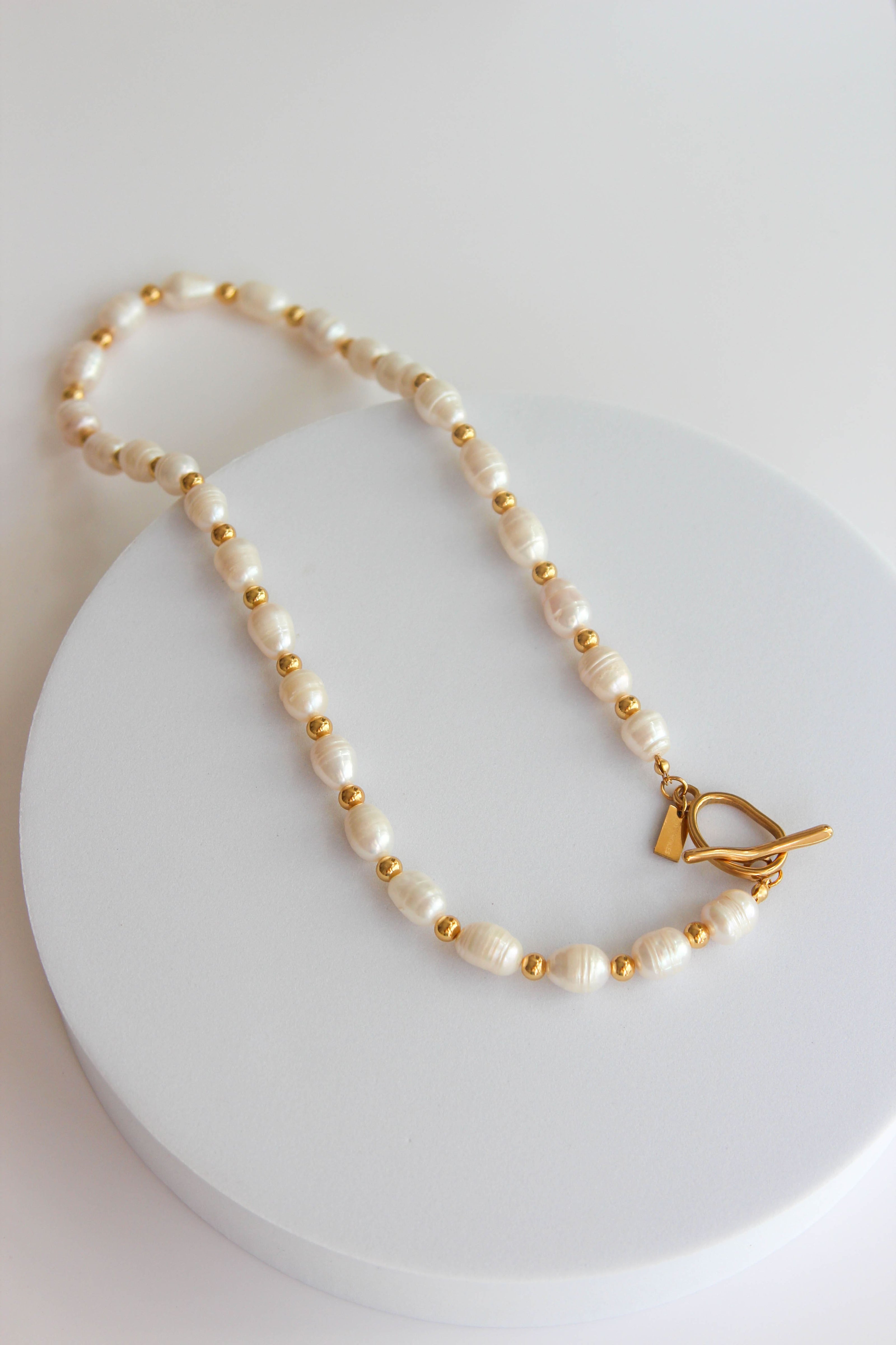 Colar em Aço com Pérolas Grandes e Esferas