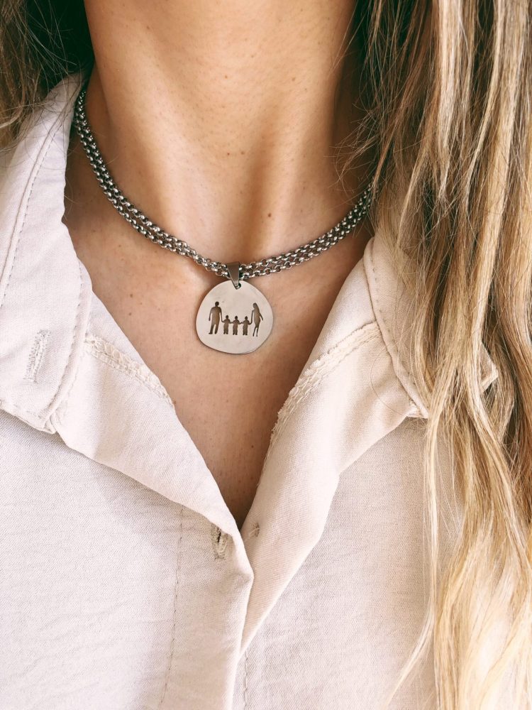 Colares em Aço Prateados com Familias de Vários Elementos