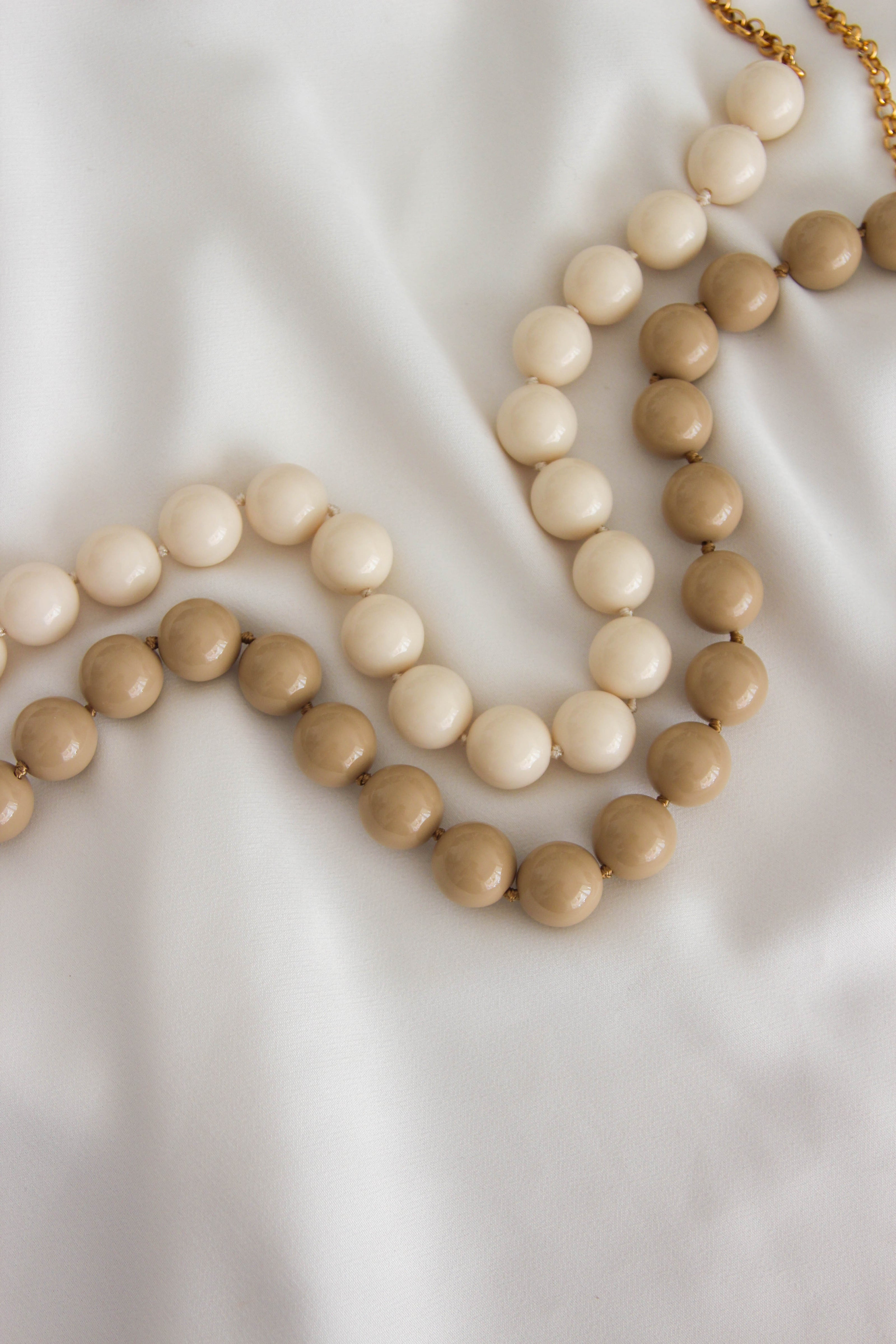 Colares com Bolas Grandes em Resina Cremes e Beges
