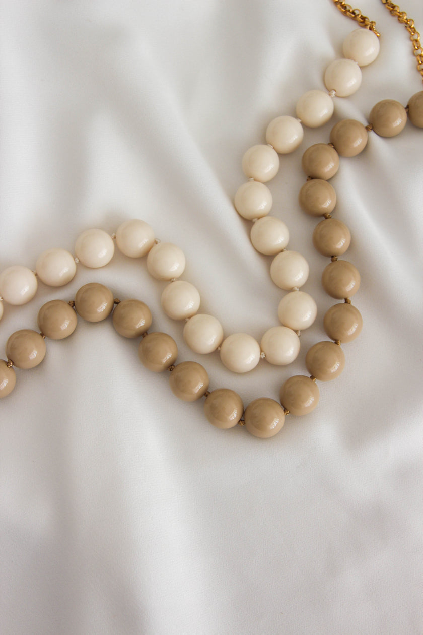 Colares com Bolas Grandes em Resina Cremes e Beges