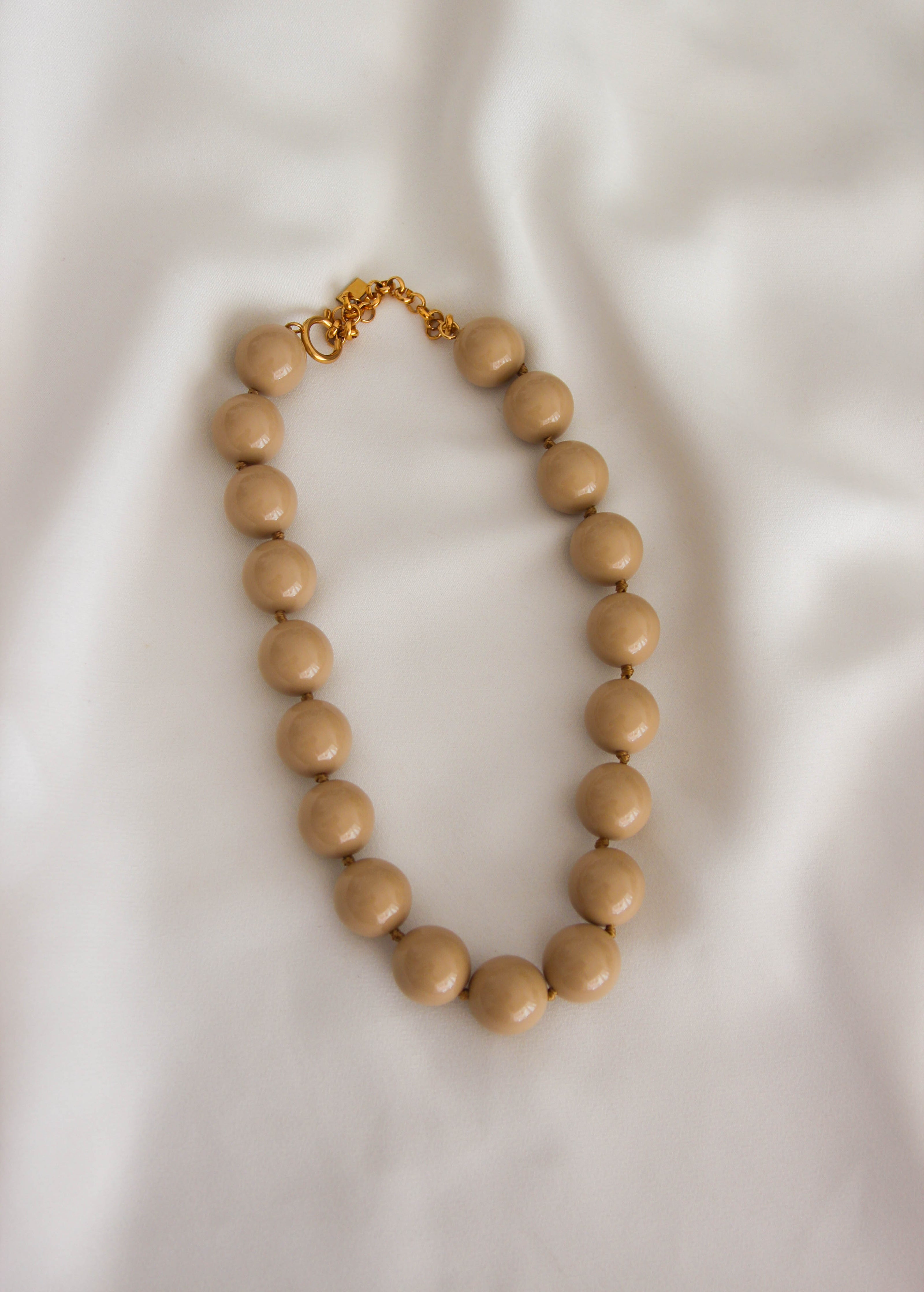 Colares com Bolas Grandes em Resina Cremes e Beges