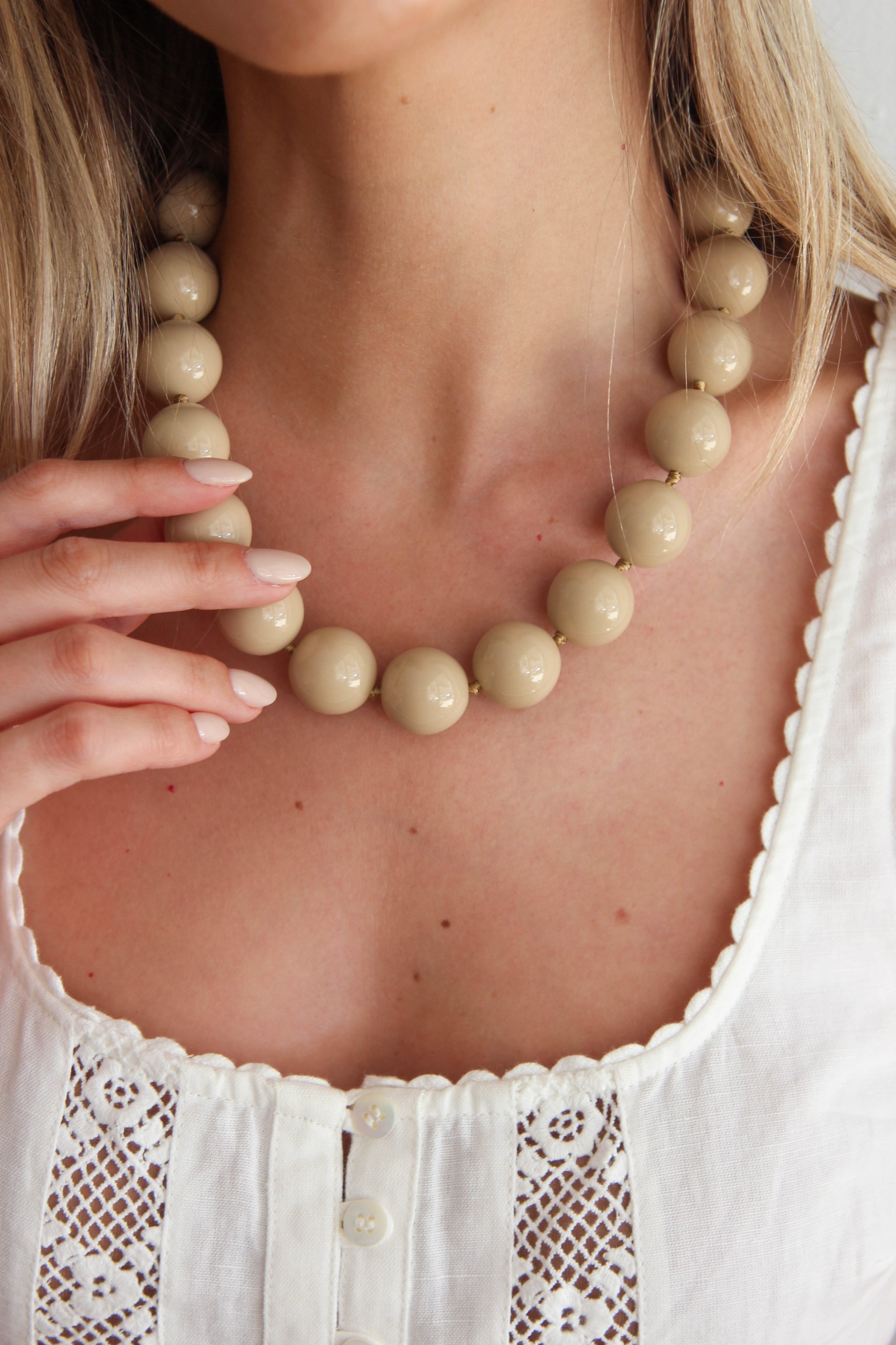 Colares com Bolas Grandes em Resina Cremes e Beges