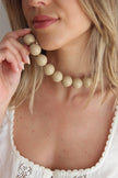 Colares com Bolas Grandes em Resina Cremes e Beges