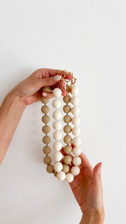 Colares com Bolas Grandes em Resina Cremes e Beges