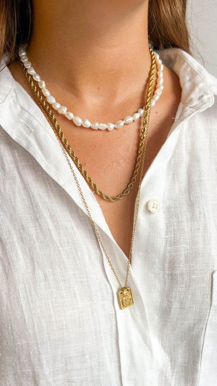 Conjunto de 3 Colares em Aço: Pérolas Naturais, Entrelaçado e Escapulário