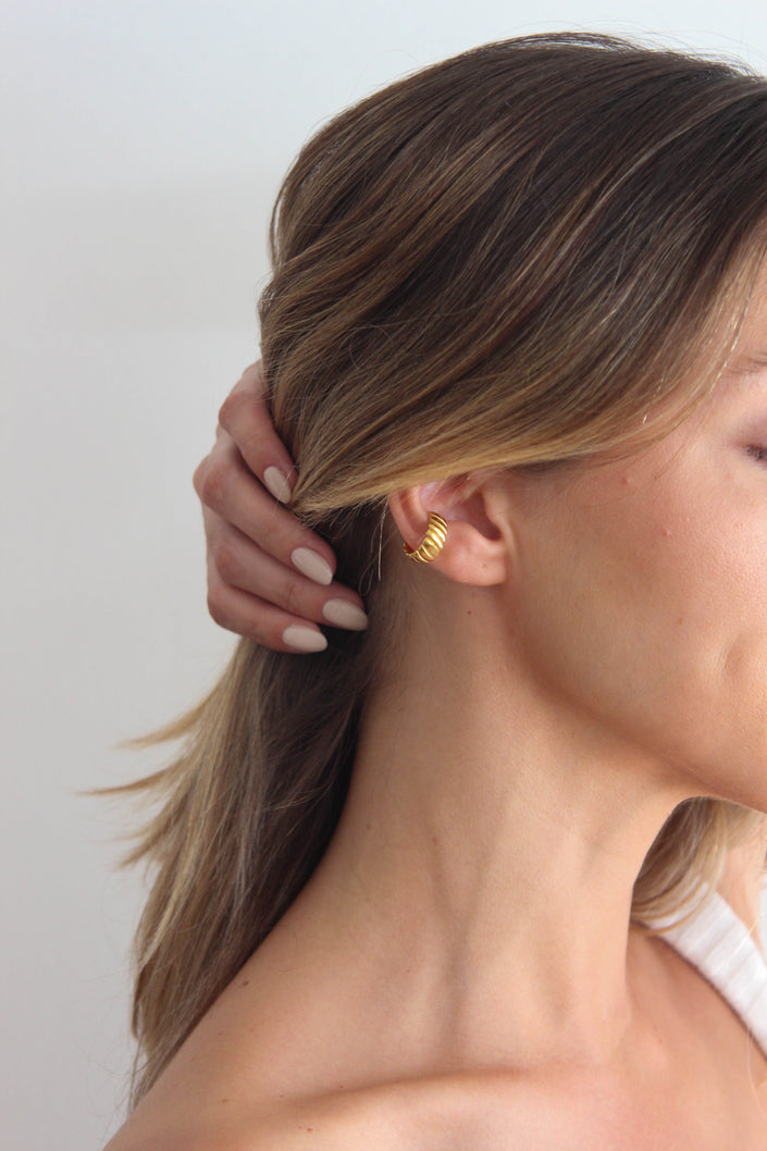 Earcuff em Aço Dourado Trabalhado