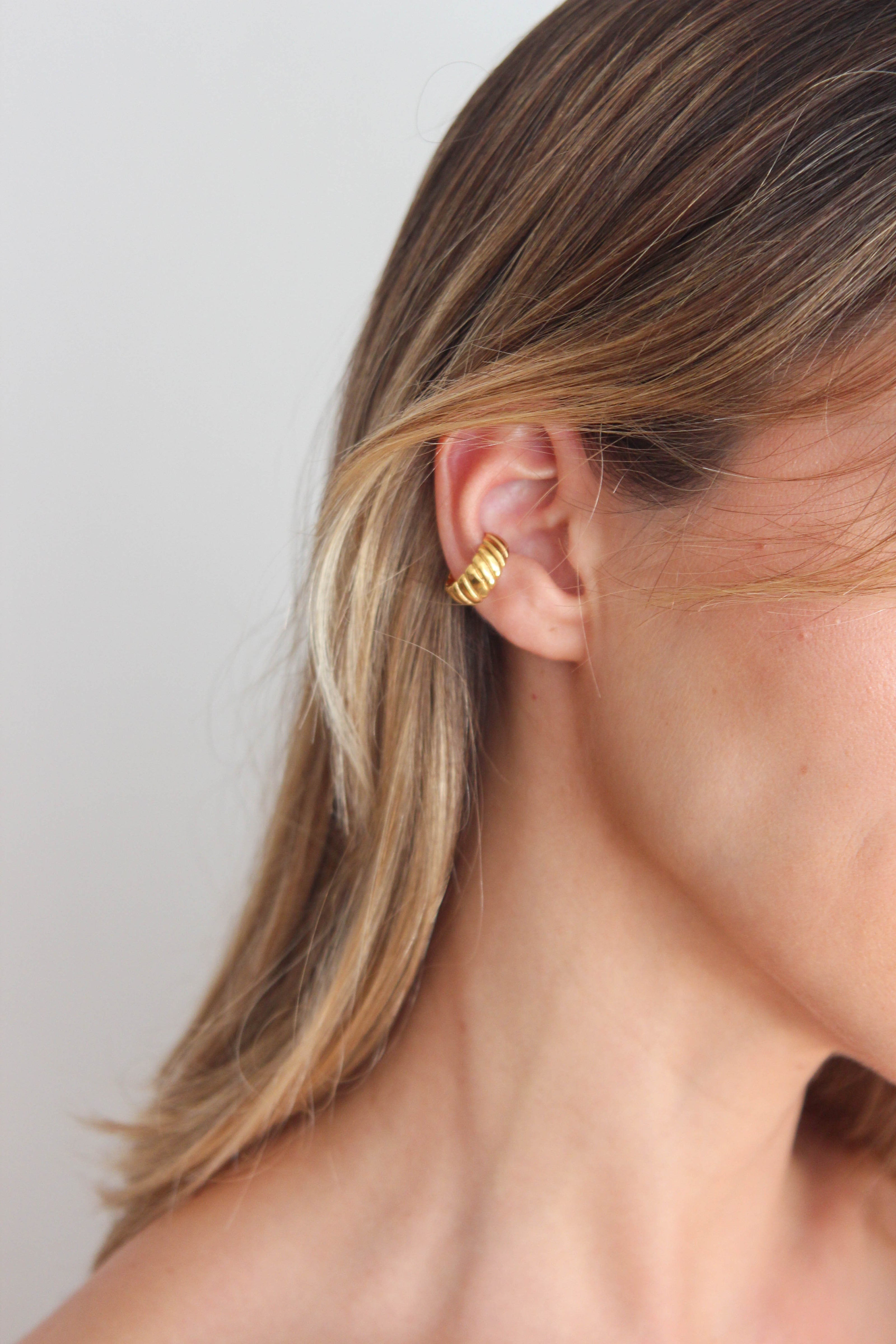 Earcuff em Aço Dourado Trabalhado