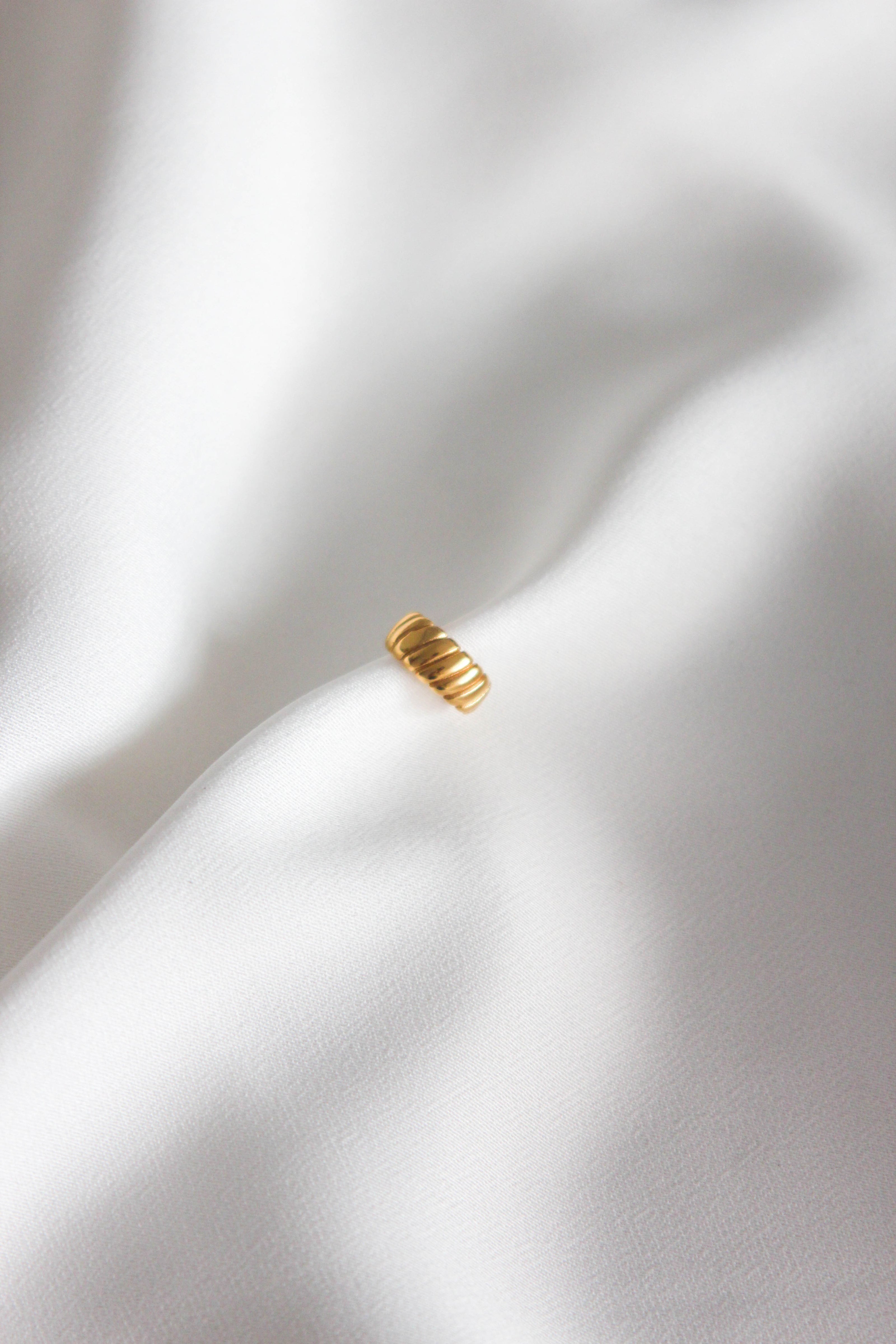 Earcuff em Aço Dourado Trabalhado