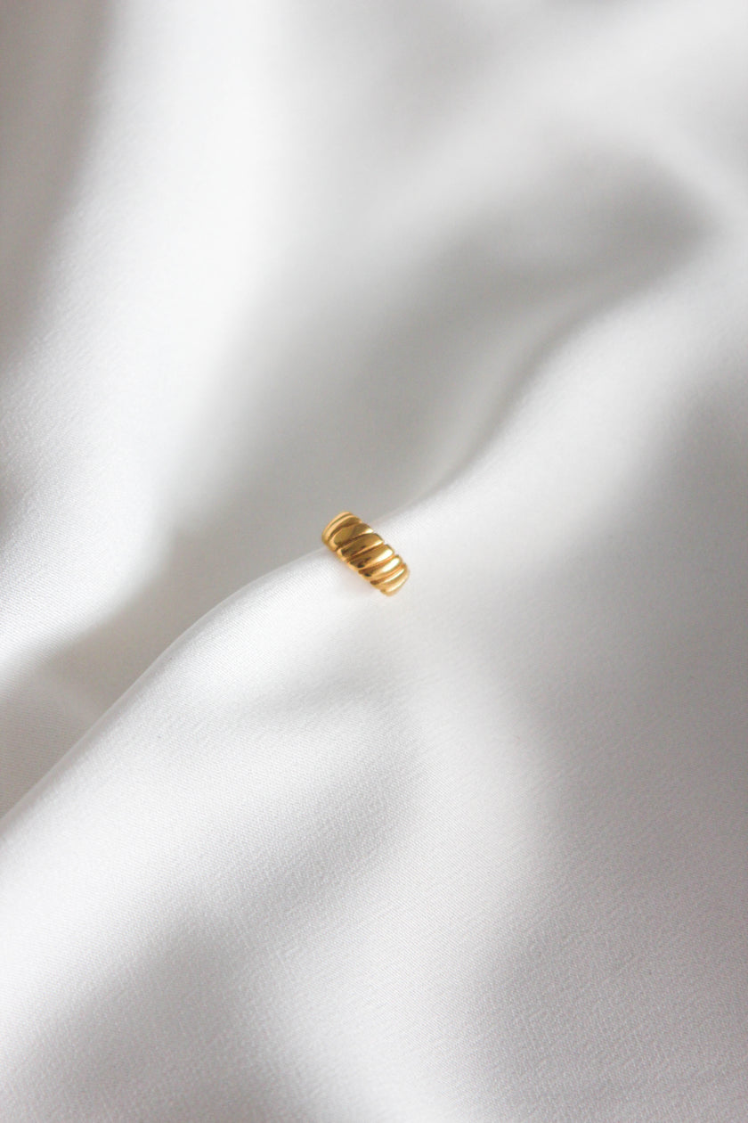 Earcuff em Aço Dourado Trabalhado