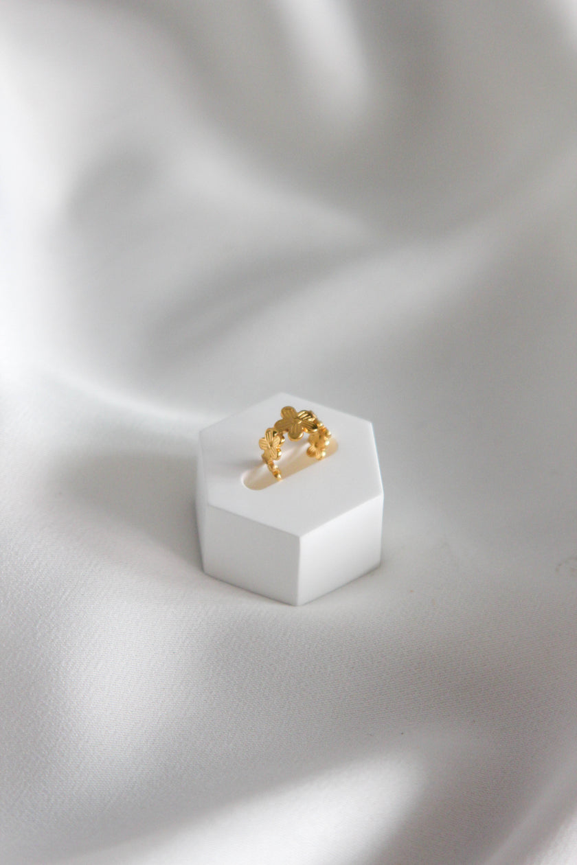 Earcuff em Aço Dourado com Flores