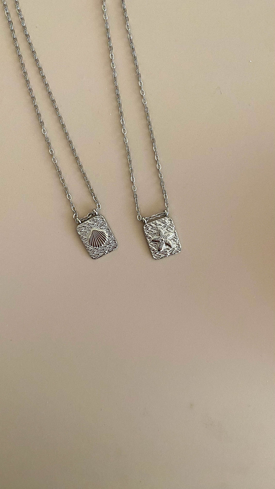 Escapulário em Aço Dourado 2 em 1 com Concha e Estrela do Mar