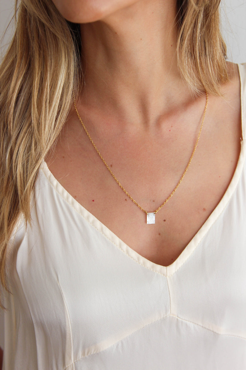 Escapulário em Aço Pequenino de Madrepérola com Nossa Senhora de Fátima