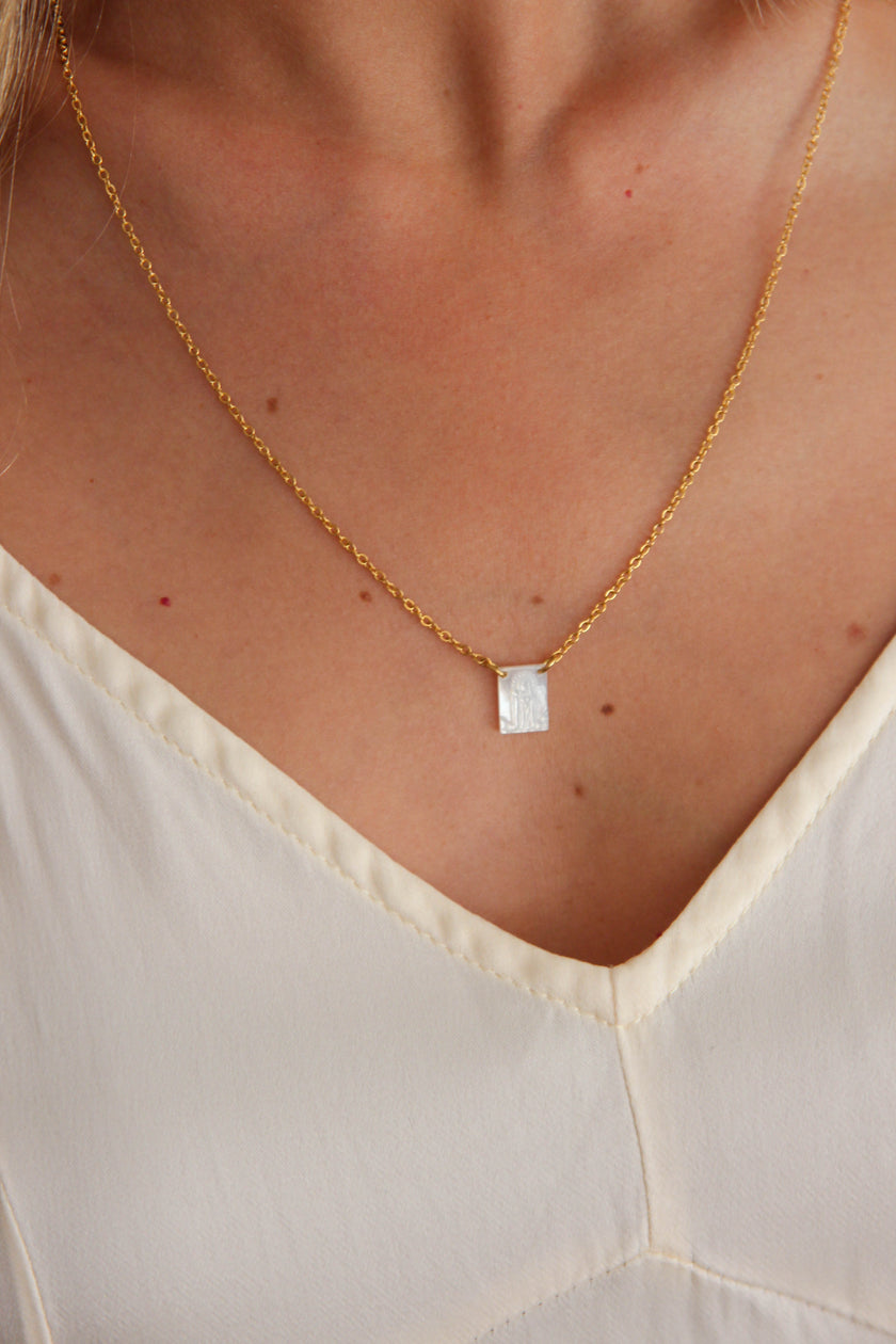 Escapulário em Aço Pequenino de Madrepérola com Nossa Senhora de Fátima