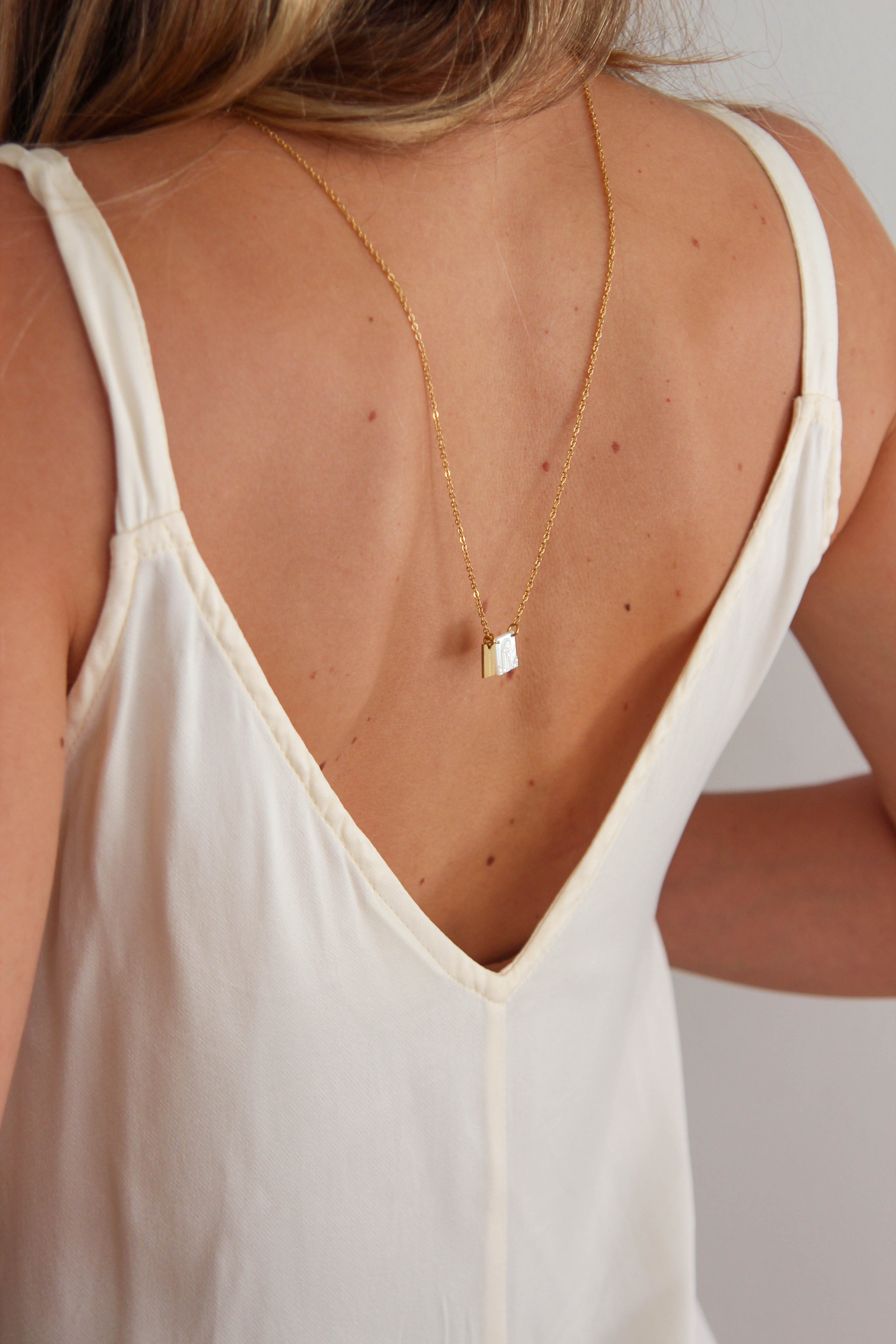 Escapulário em Aço Pequenino de Madrepérola com Nossa Senhora de Fátima