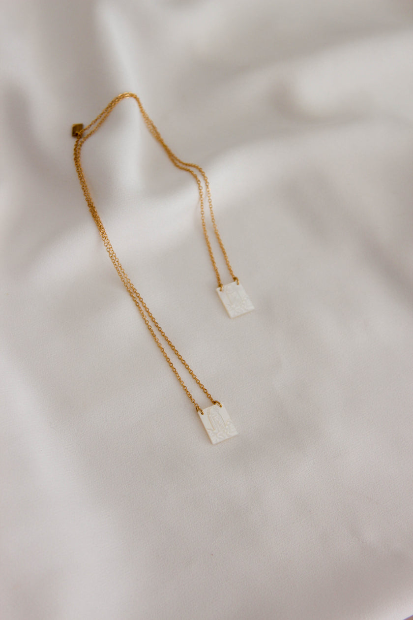 Escapulário em Aço com Pendente de Madrepérola com Nossa Senhora de Fátima