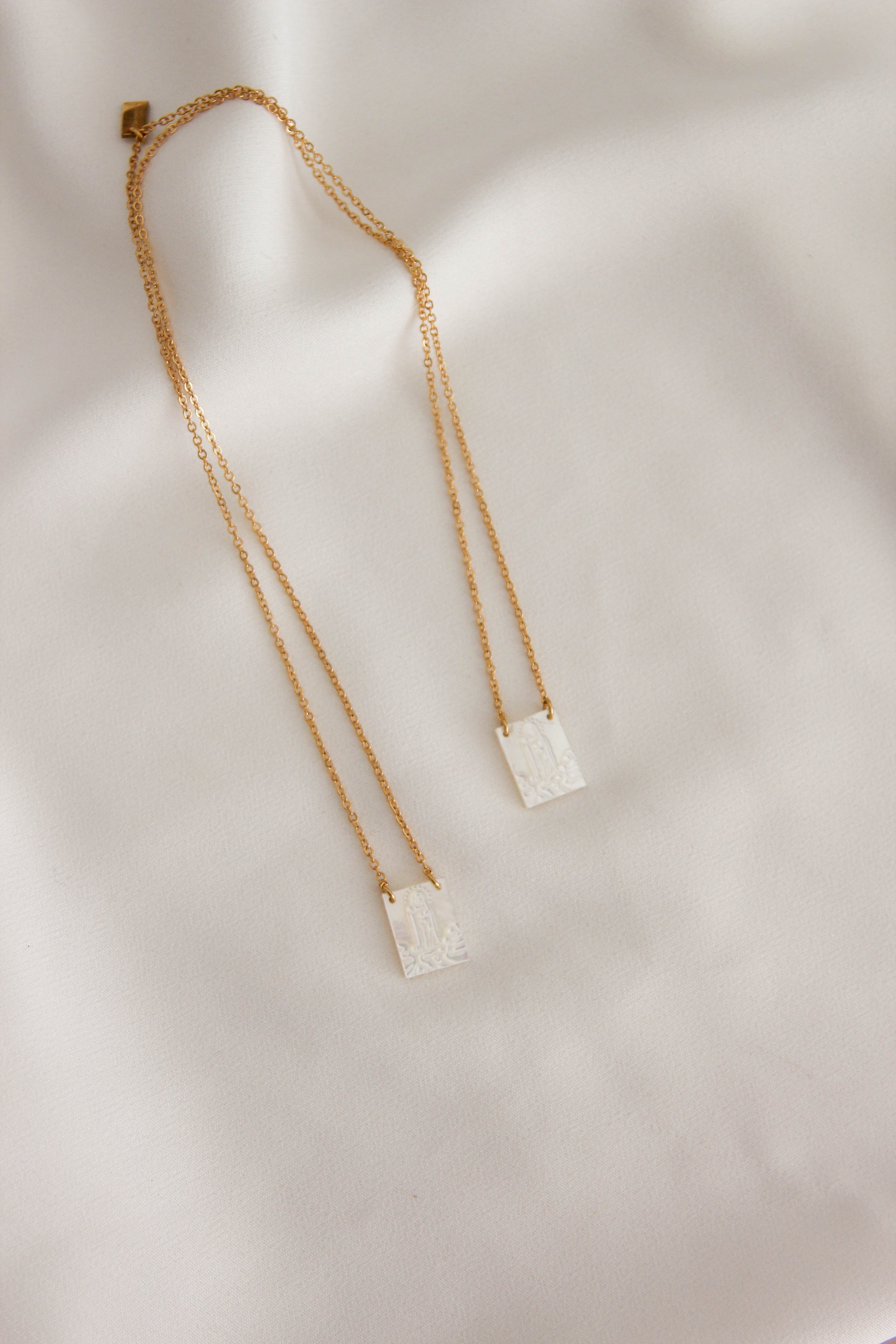 Escapulário em Aço com Pendente de Madrepérola com Nossa Senhora de Fátima