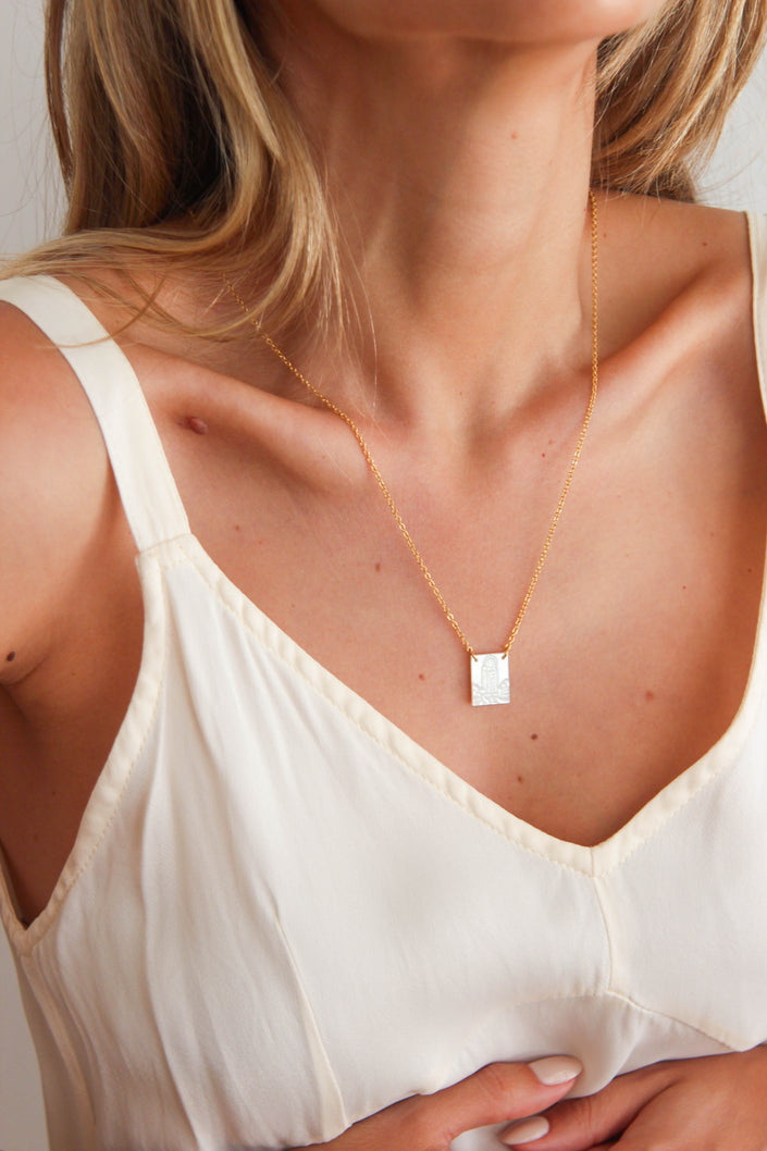 Escapulário em Aço com Pendente de Madrepérola com Nossa Senhora de Fátima