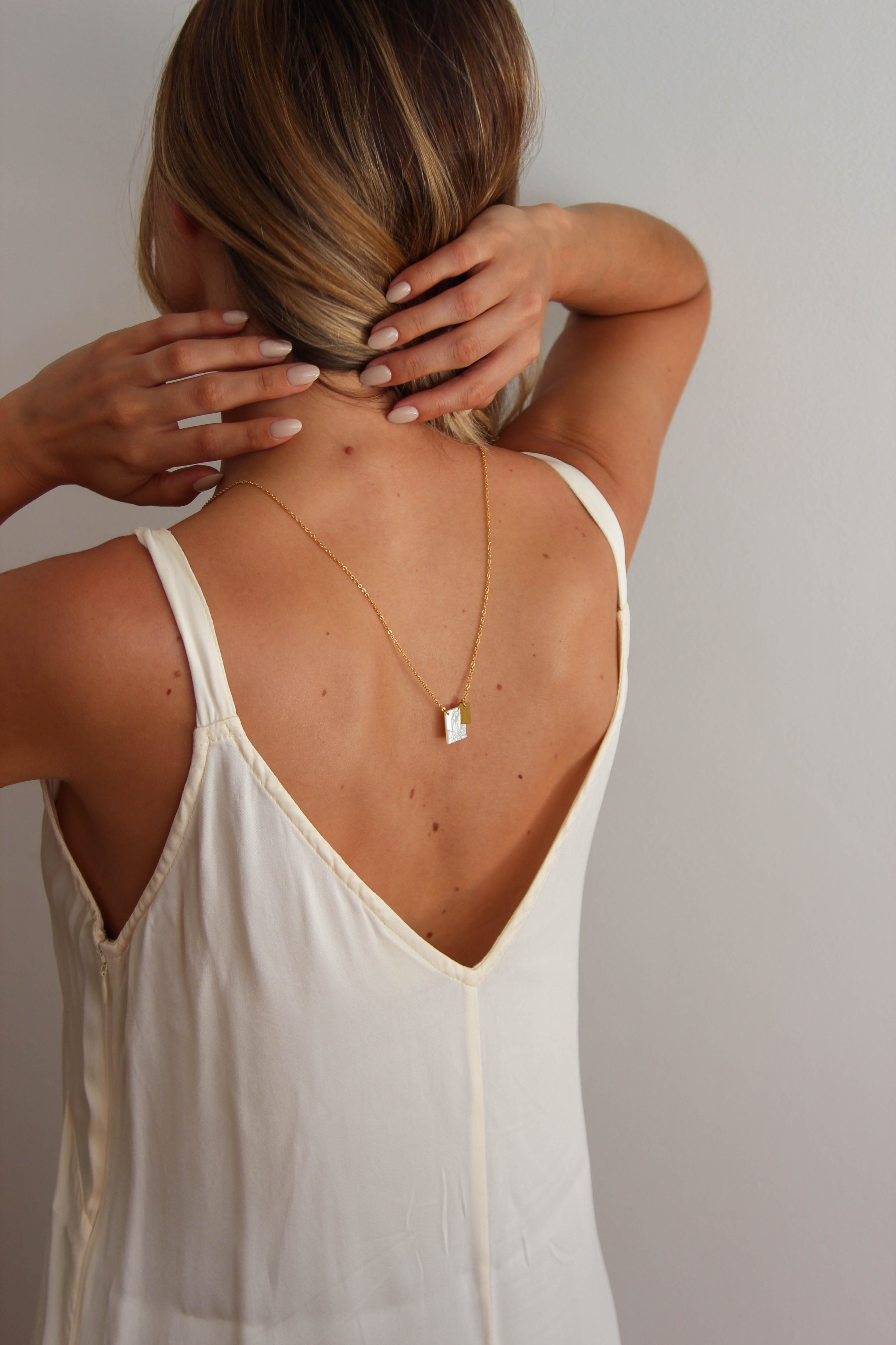 Escapulário em Aço com Pendente de Madrepérola com Nossa Senhora de Fátima