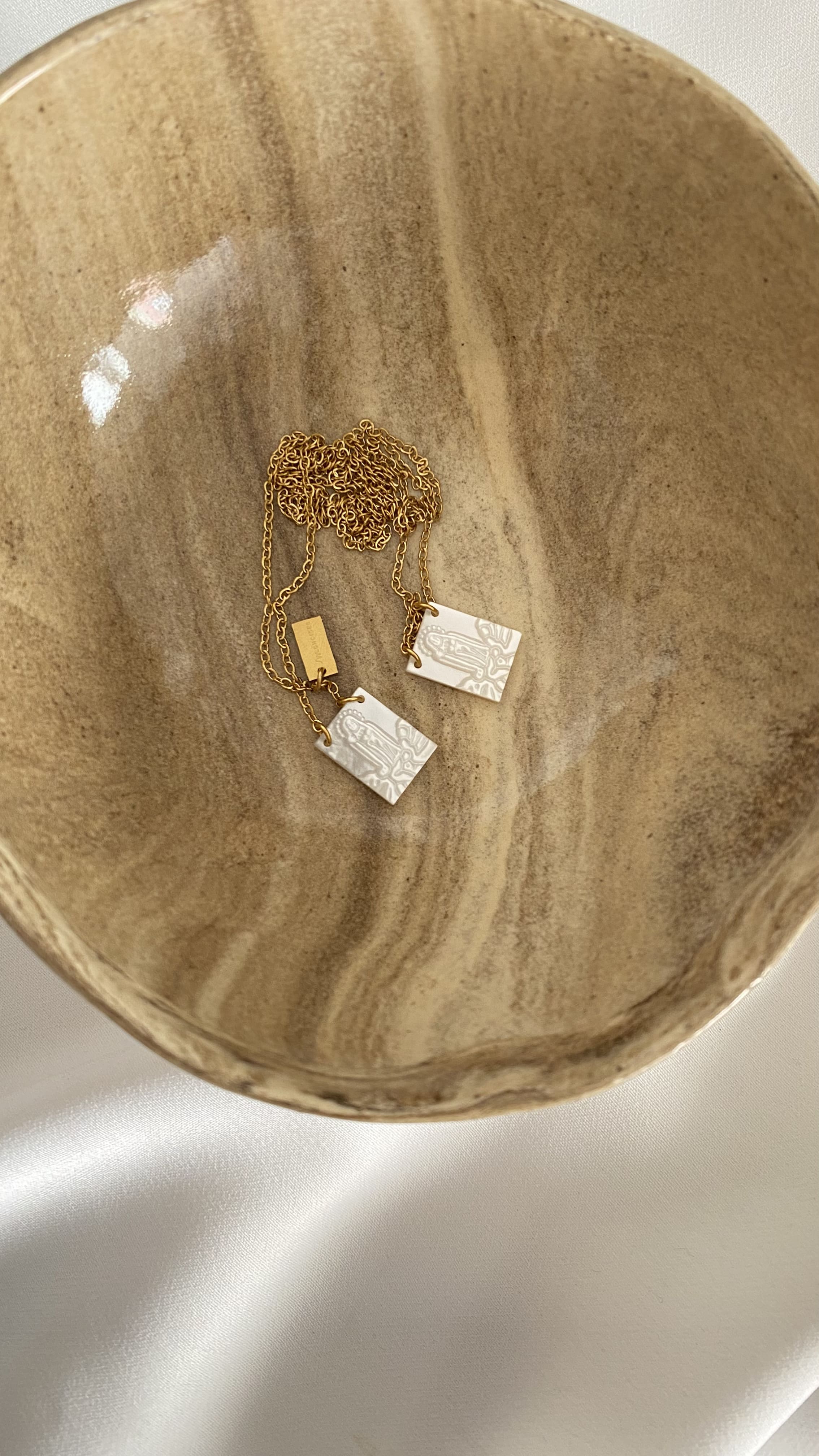 Escapulário em Aço com Pendente de Madrepérola com Nossa Senhora de Fátima