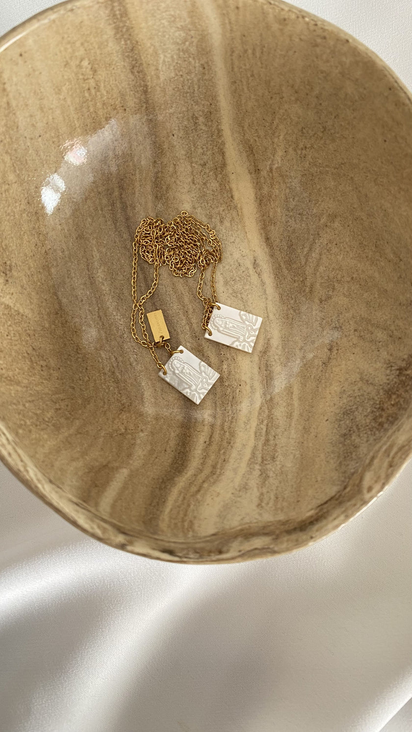 Escapulário em Aço com Pendente de Madrepérola com Nossa Senhora de Fátima