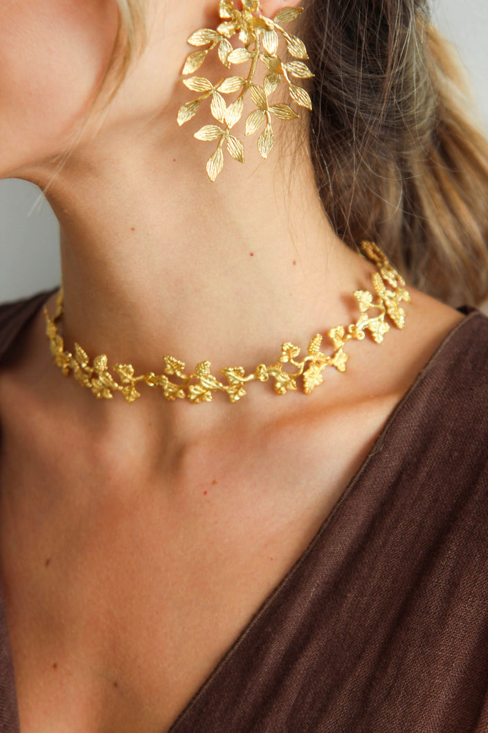 Gargantilha Dourada Floral em Latão