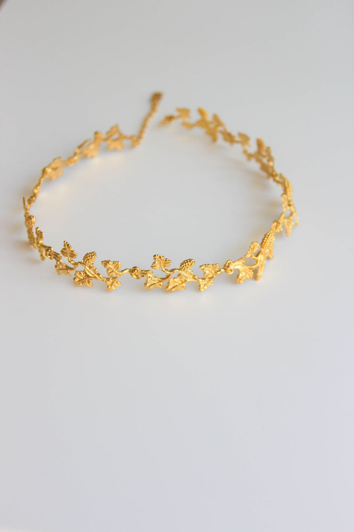 Gargantilha Dourada Floral em Latão