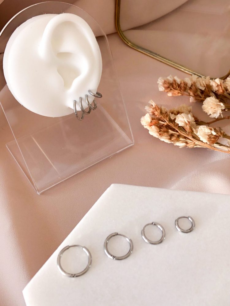 Argolas em Aço Prateadas Simples com Vários Tamanhos