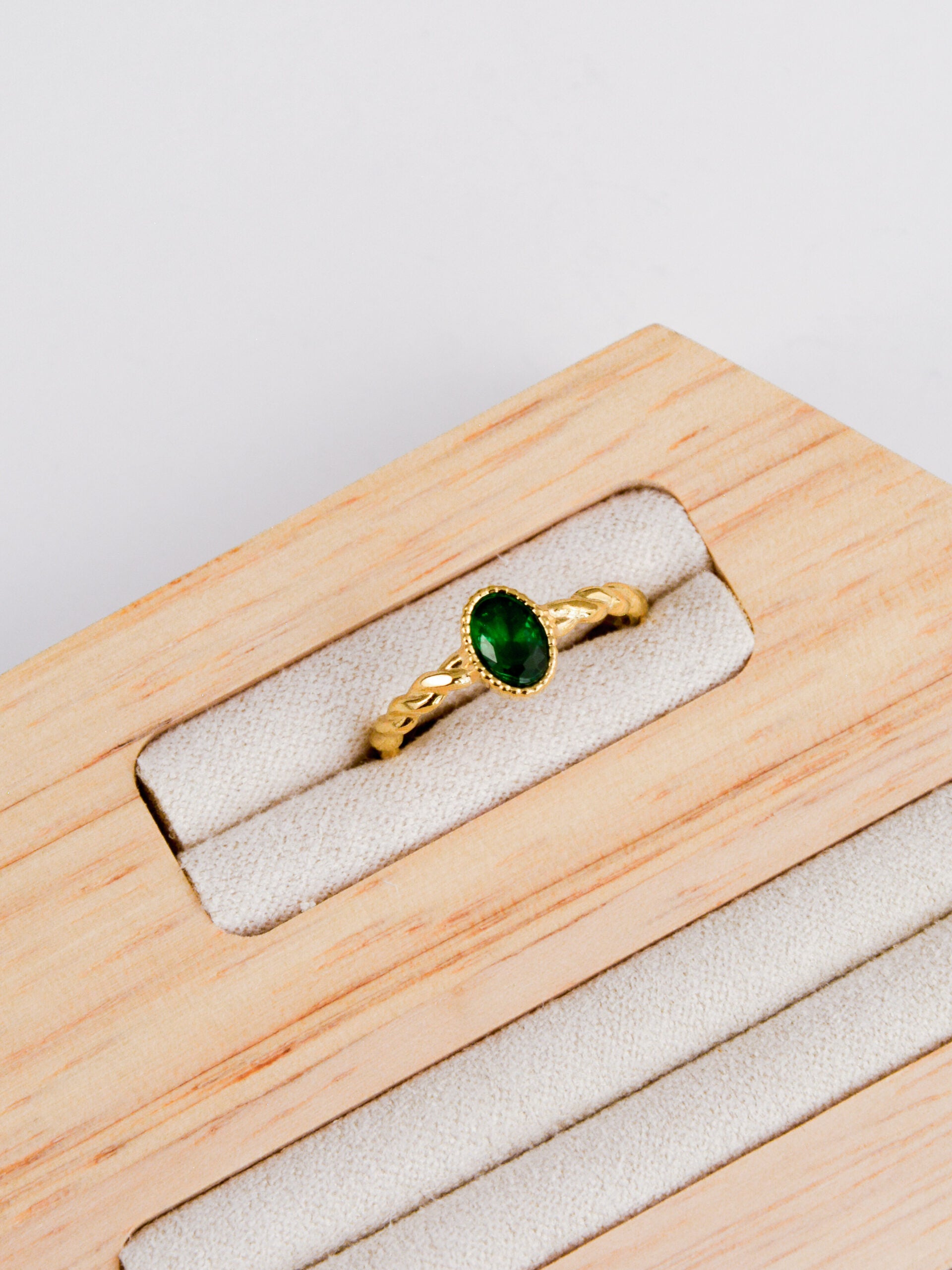 O Anel em Aço Dourado Torcido com Pedra Verde é uma verdadeira joia de presença — elegante, ousado e cheio de charme.