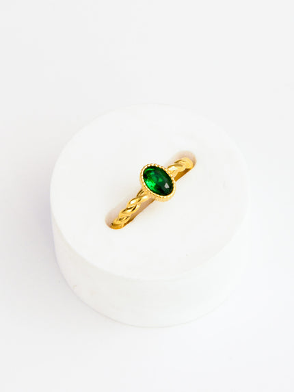 O Anel em Aço Dourado Torcido com Pedra Verde é uma verdadeira joia de presença — elegante, ousado e cheio de charme.