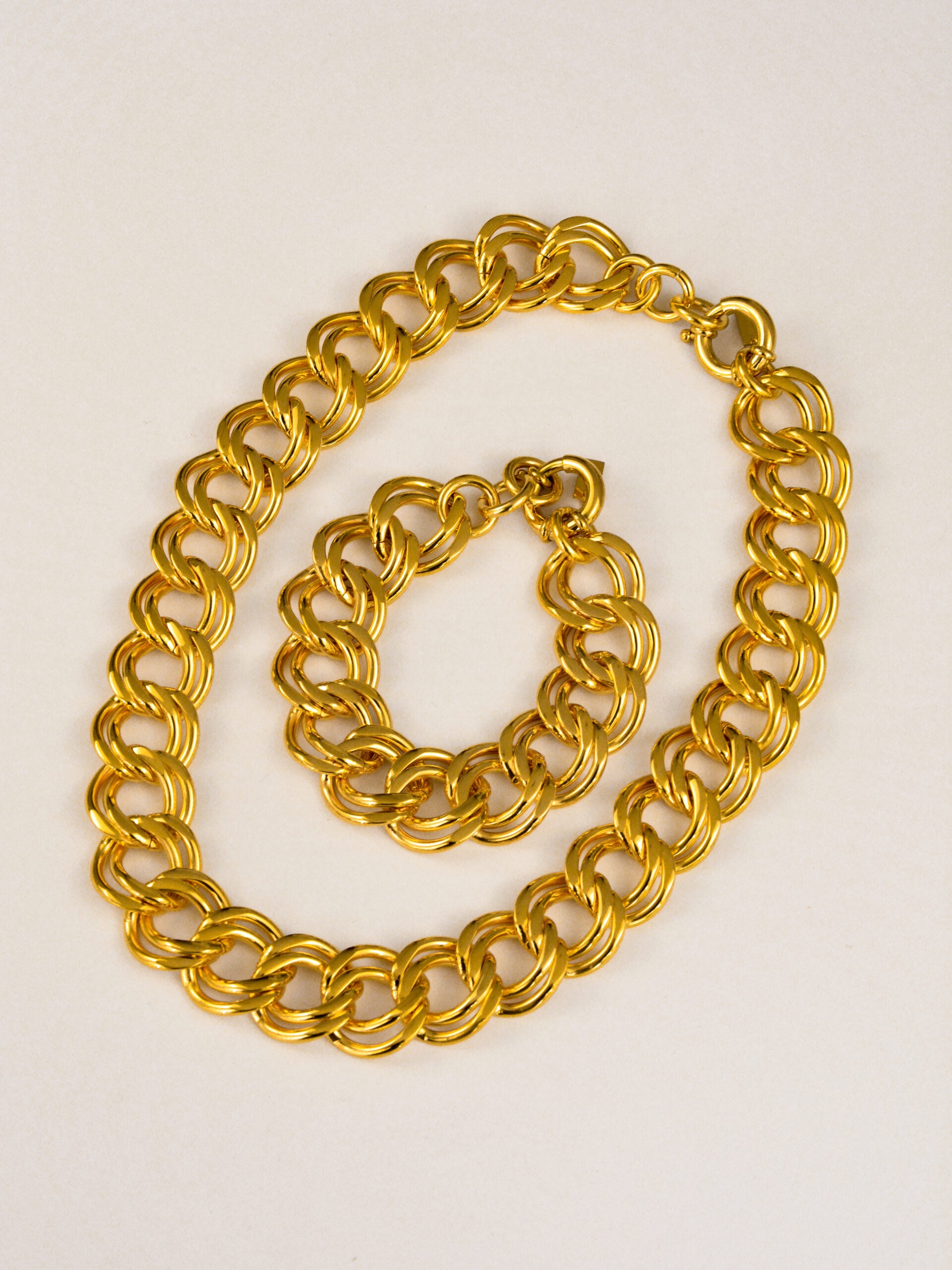 Pulseira em Aço Dourada Contemporânea com Malha Dupla Larga