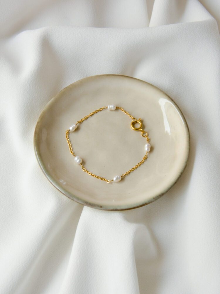 Steel Bracelet with Small Oval Pearls in Mesh