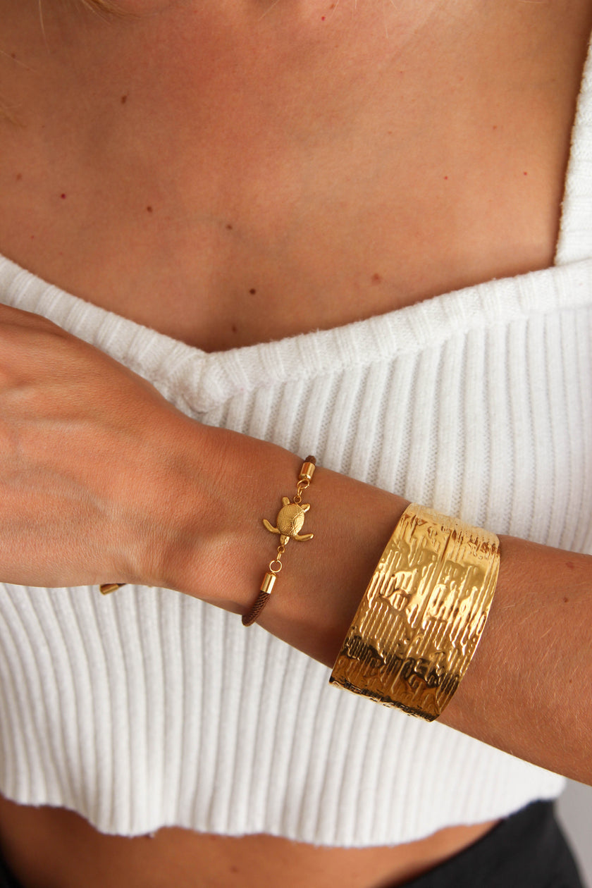 Pulseira Castanha com Pendente Tartaruga em Aço