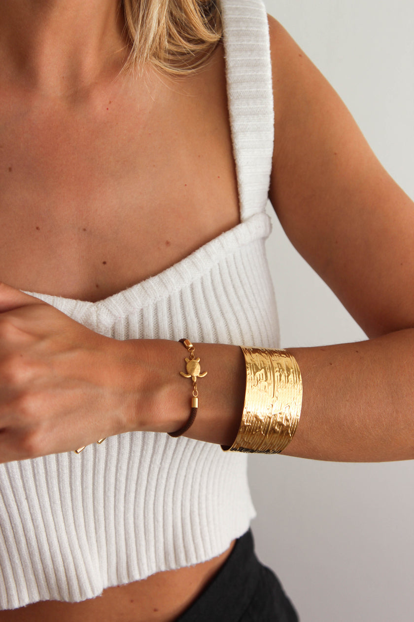 Pulseira Castanha com Pendente Tartaruga em Aço