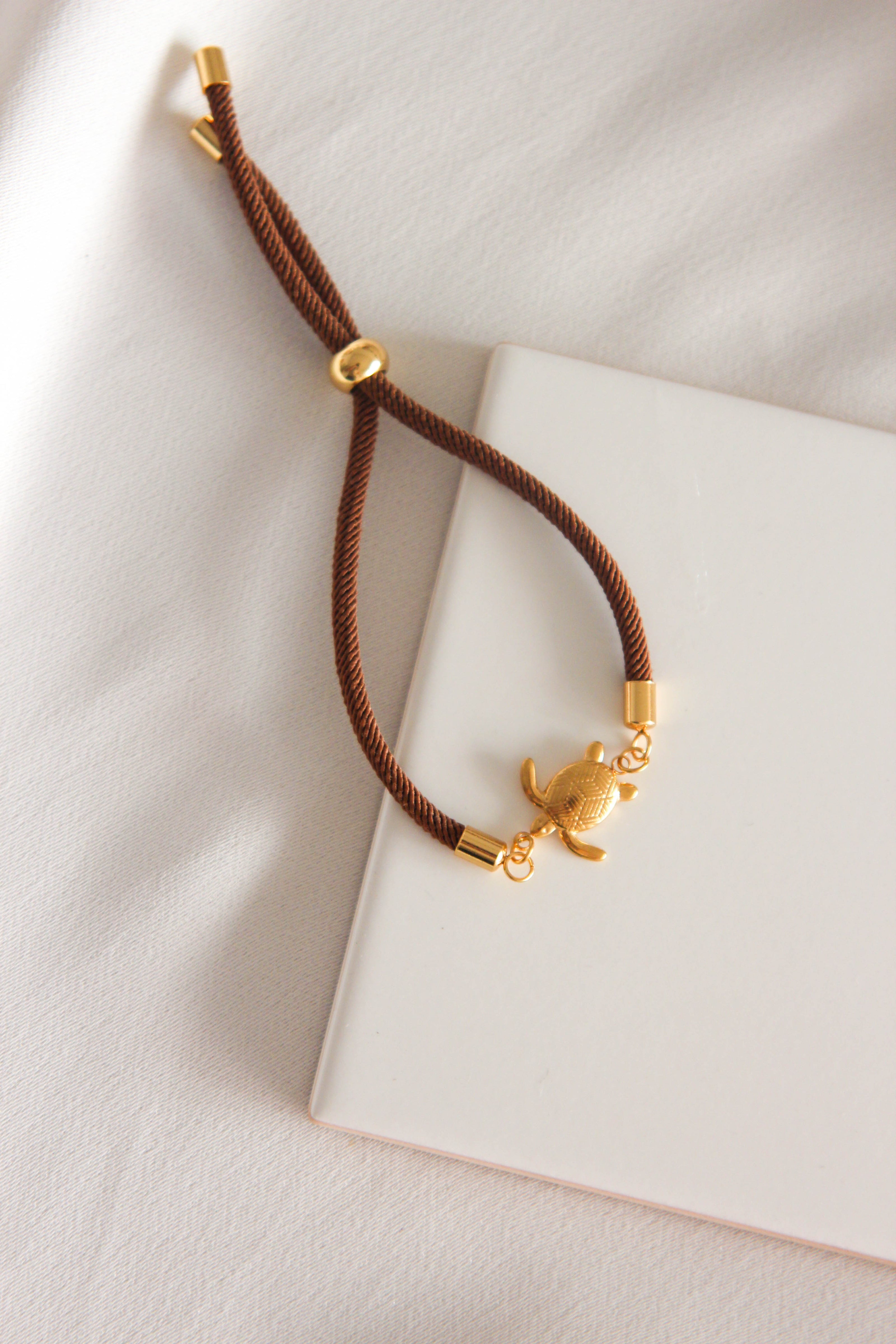 Pulseira Castanha com Pendente Tartaruga em Aço