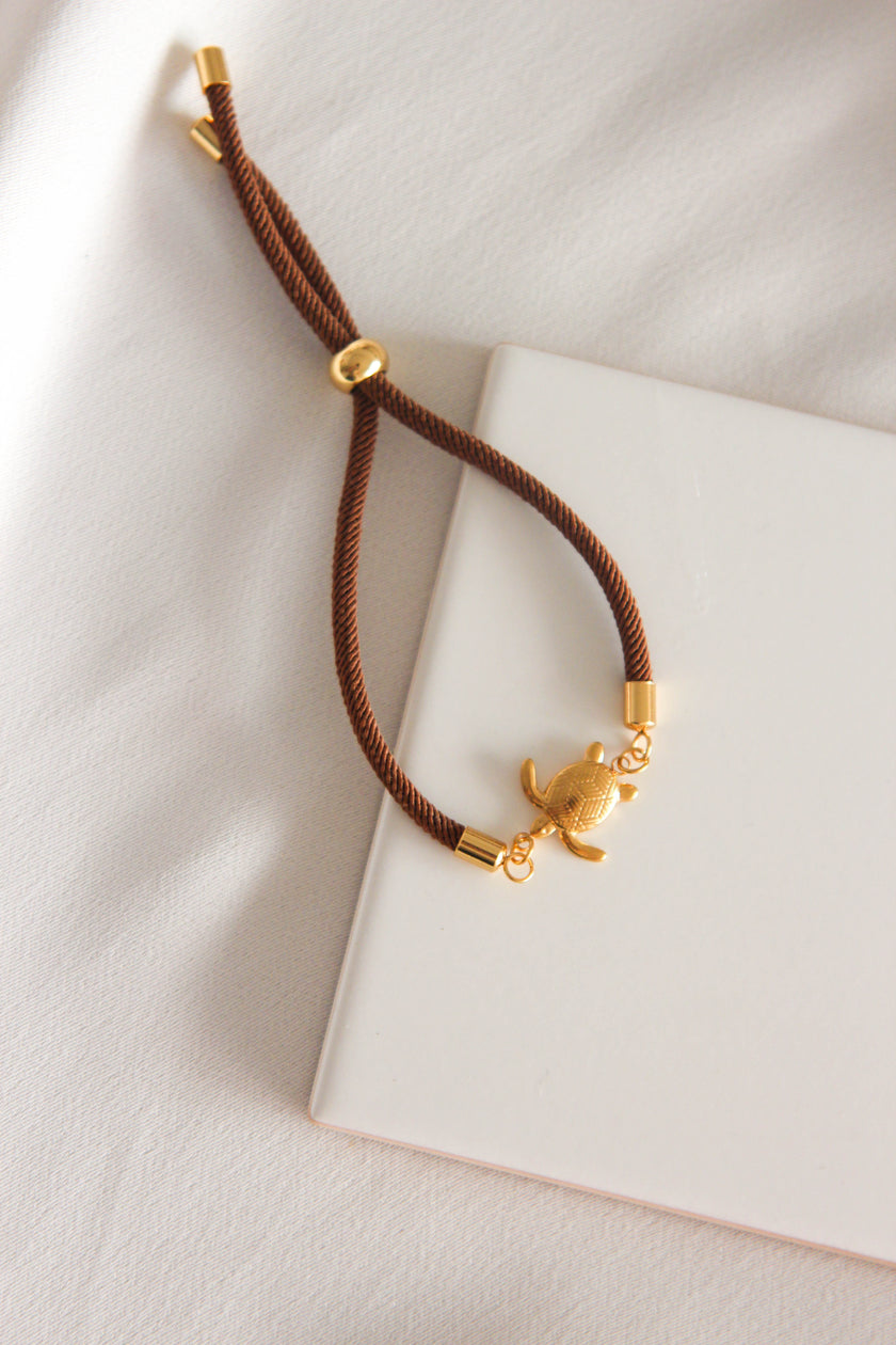 Pulseira Castanha com Pendente Tartaruga em Aço