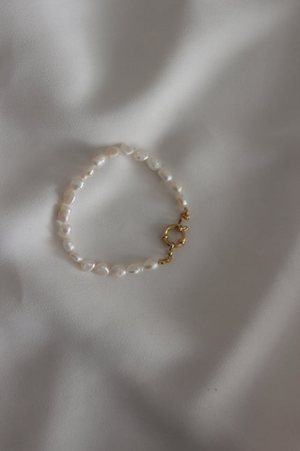 Pulseira em Aço Dourada com Pérolas de Água Doce