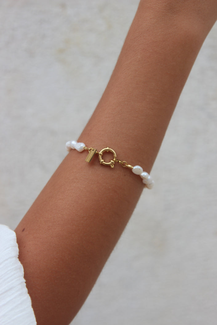 Pulseira em Aço Dourada com Pérolas de Água Doce