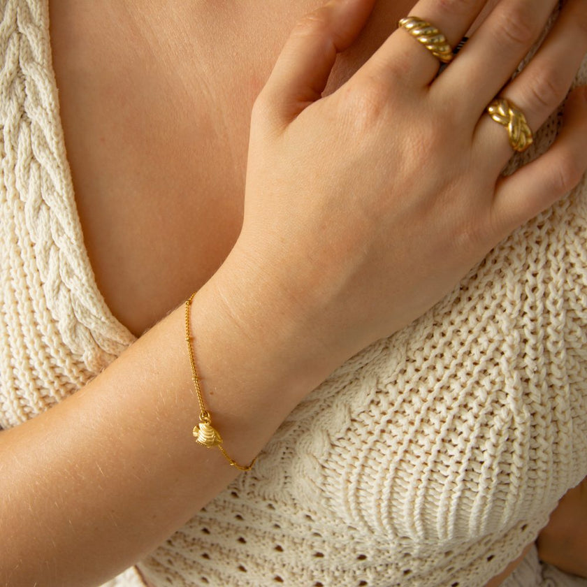 Pulseiras em Aço Douradas com Pendente