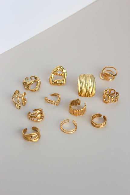 Anel em Aço Dourado ou Prateado com Duplo V