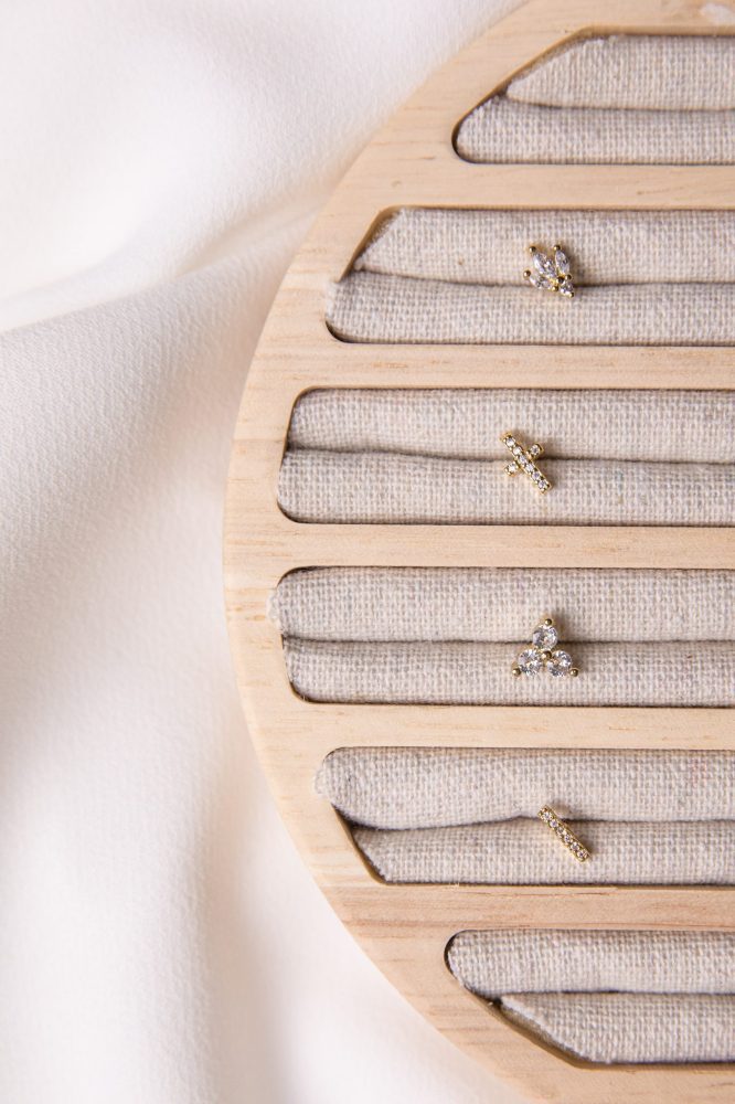 1º da imagem (brinco com 3 pétalas); 2º da imagem (cruz); 3º da imagem (flor com 3 pétalas); 4º da imagem (barra).