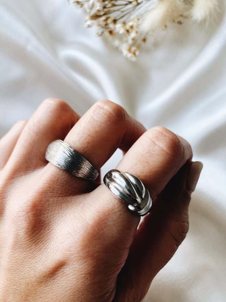 Anel Heka Meio Torcido em Prata