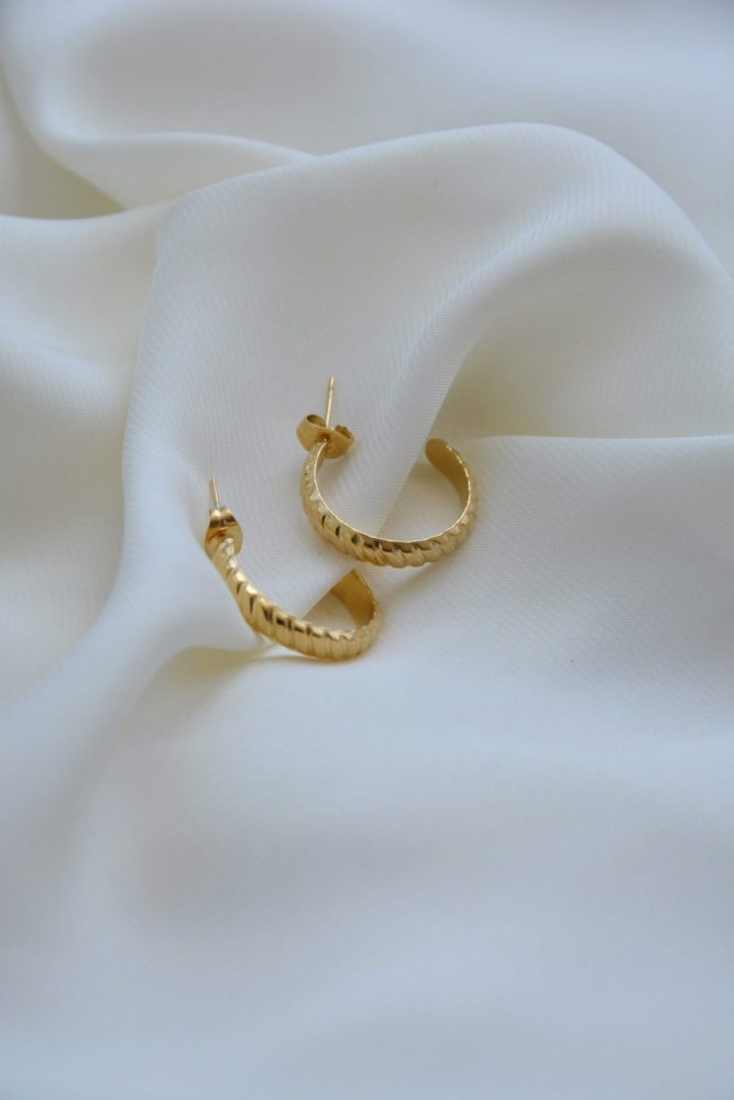 Argolas em Aço Douradas Trabalhadas