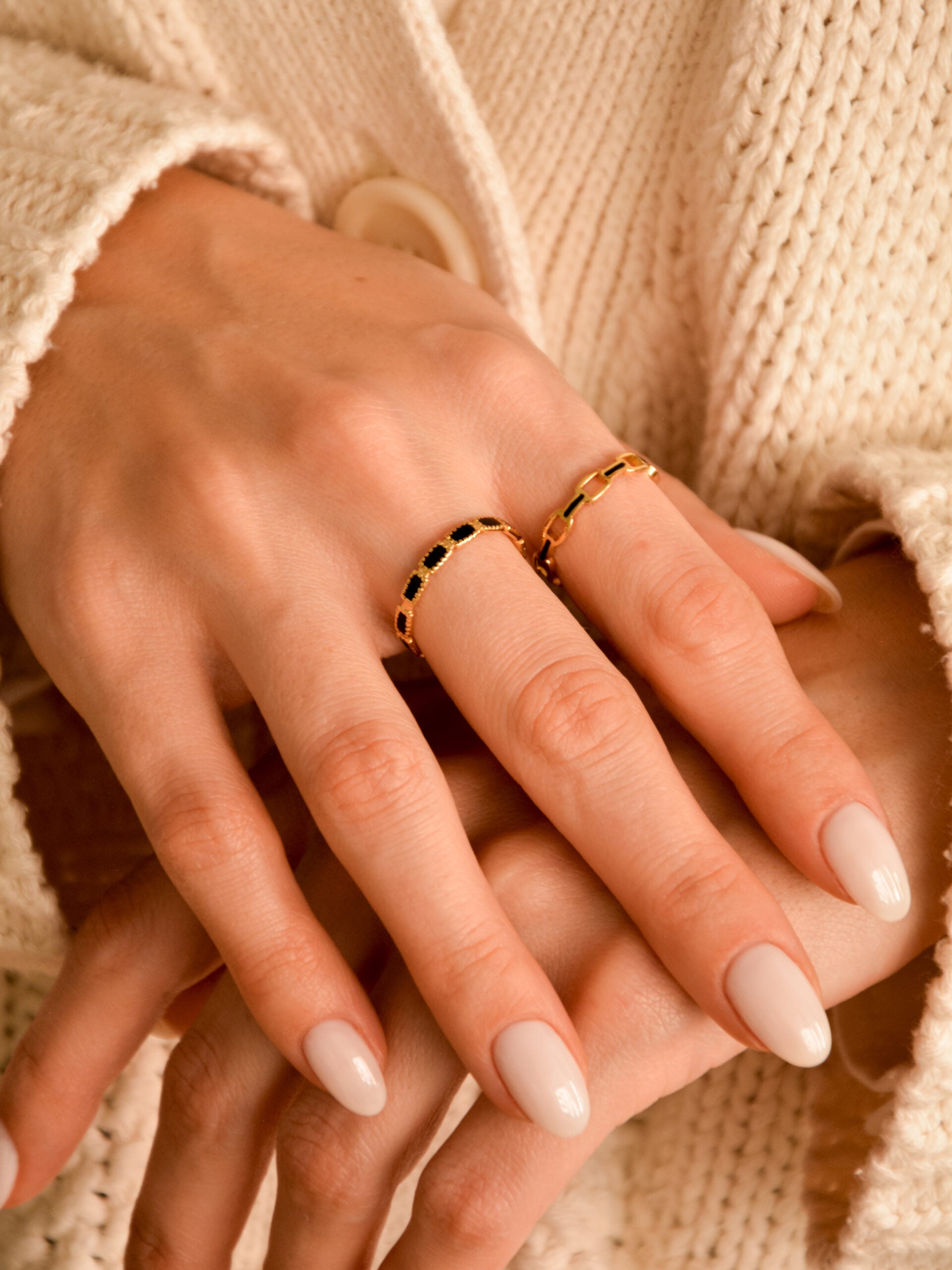 Anel em Aço Dourado Ajustável Preto