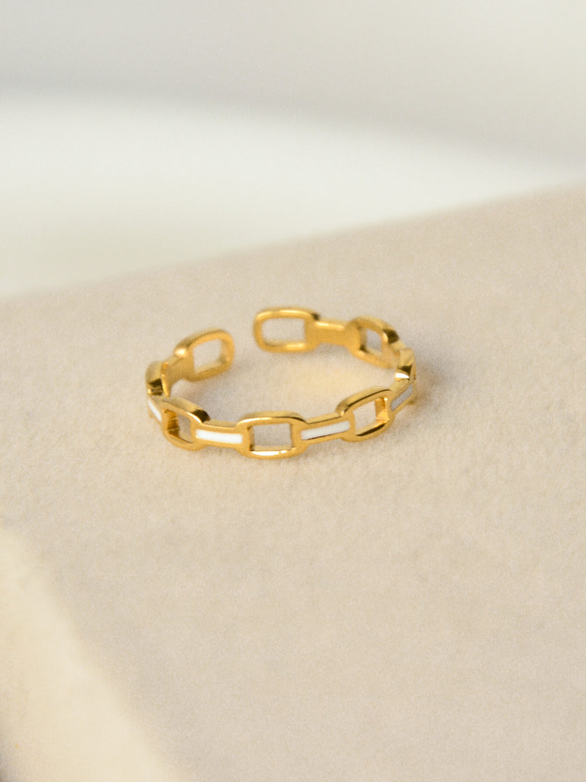 Anel em Aço Dourado Ajustável com Malha Branca