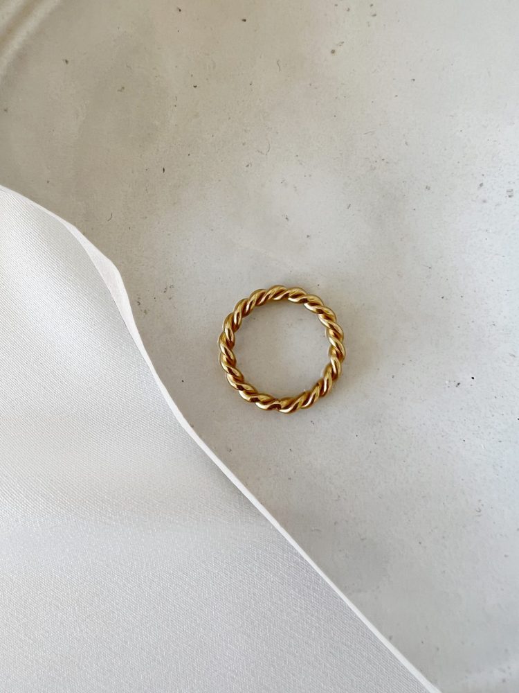 Anel em Aço Dourado Entrelaçado Fininho