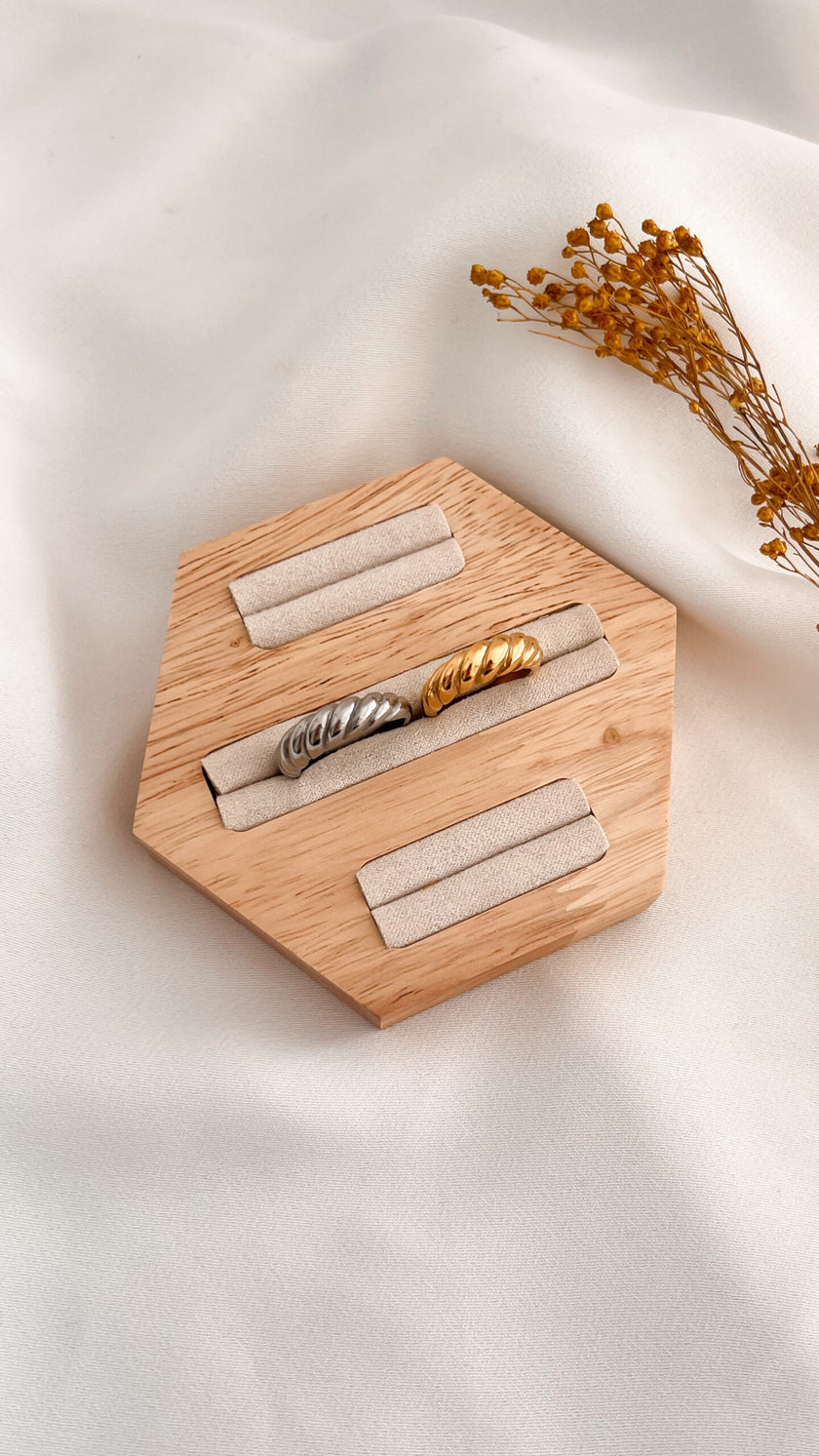 Anel em Aço Dourado ou Prateado Minimalista Torcido Fininho